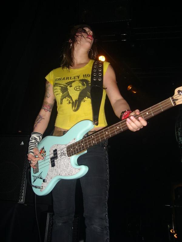 Karen Cuda (basse)