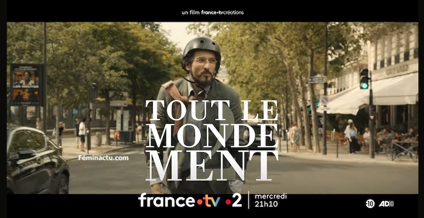 Tout le monde ment - Vincent Elbaz à vélo avec un casque et des lunettes